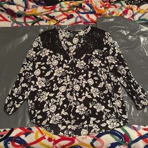 White‎ House Black Market Black & White Floral Blouse Large